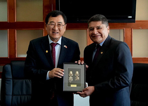 주낙영 시장이 페루 아레키파시 청사에서 빅토르 휴고 리베라 차베즈 아레키파시장을 접견한 후 기념 촬영을 하고 있다. 사진=경주시 제공