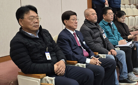 정종복 기장군수가 21일 부산시청에서 주민들과 함께 도시계획조례 개정의 부당함을 호소하는 모습. 사진=기장군 제공