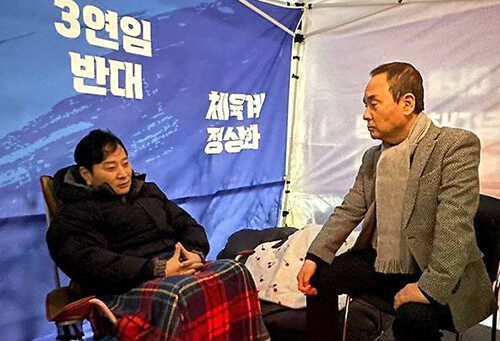 강신욱(오른쪽) 명예교수가 지난 25일 대한체육회 앞에서 투쟁 중인 박창범 전 대한우슈협회장의 농성장을 찾아 격려하고 있다. 사진=박창범 제공