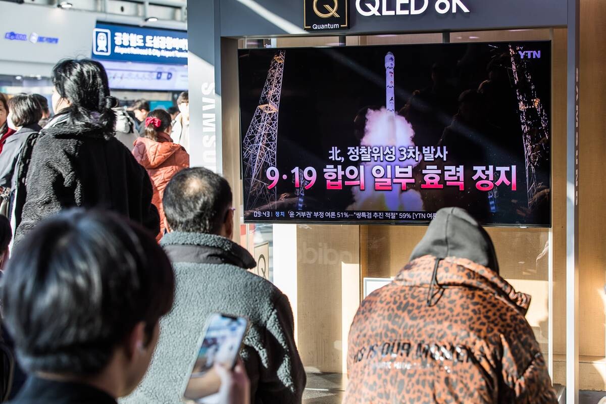 지난해 11월 시민들이 북한의 3차 군사정찰위성발사 관련 뉴스를 시청하는 모습. 사진=최준필 기자