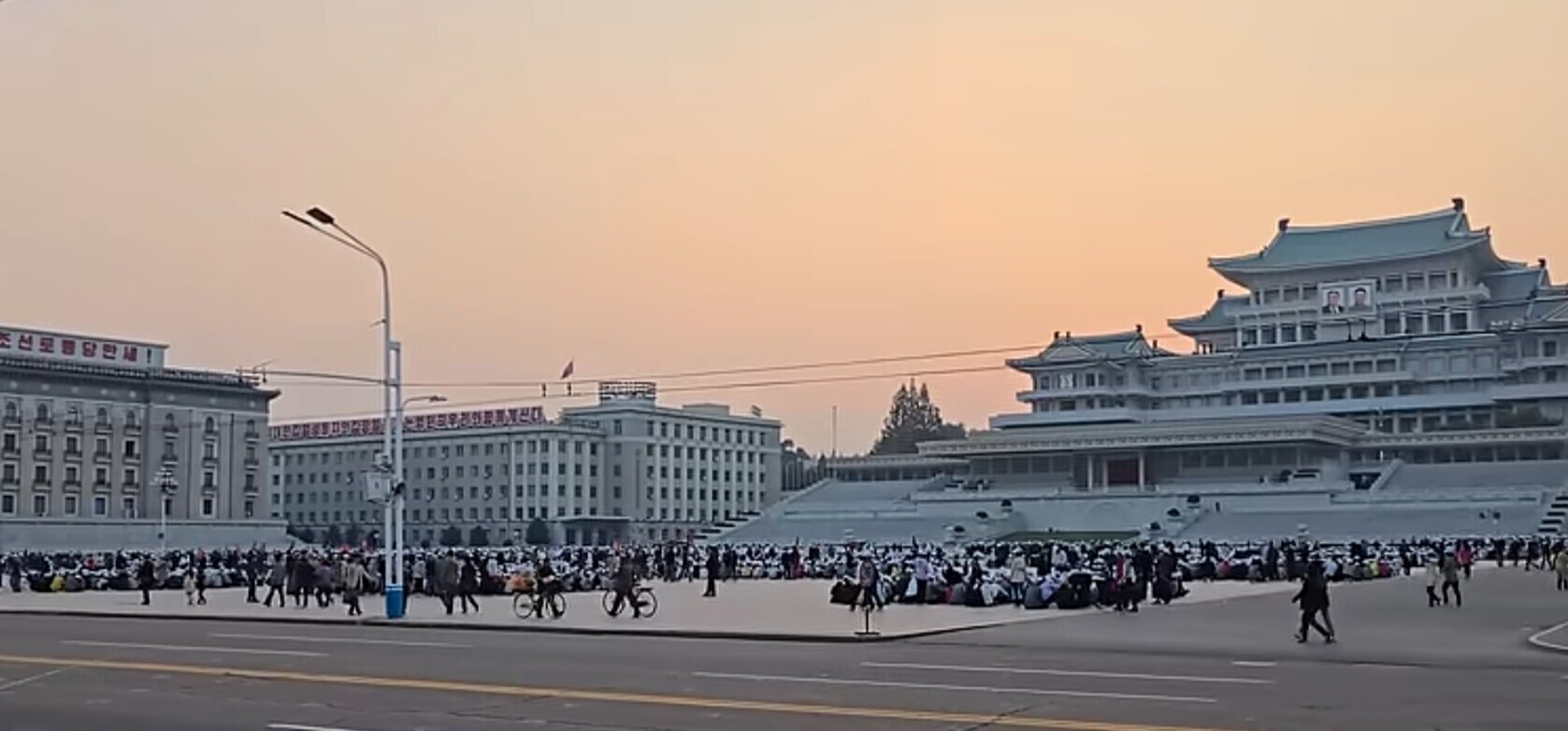 북한 수도 평양 심장부 금수산 태양궁전 앞 광장에 모인 인파. 사진=유튜브 캡처