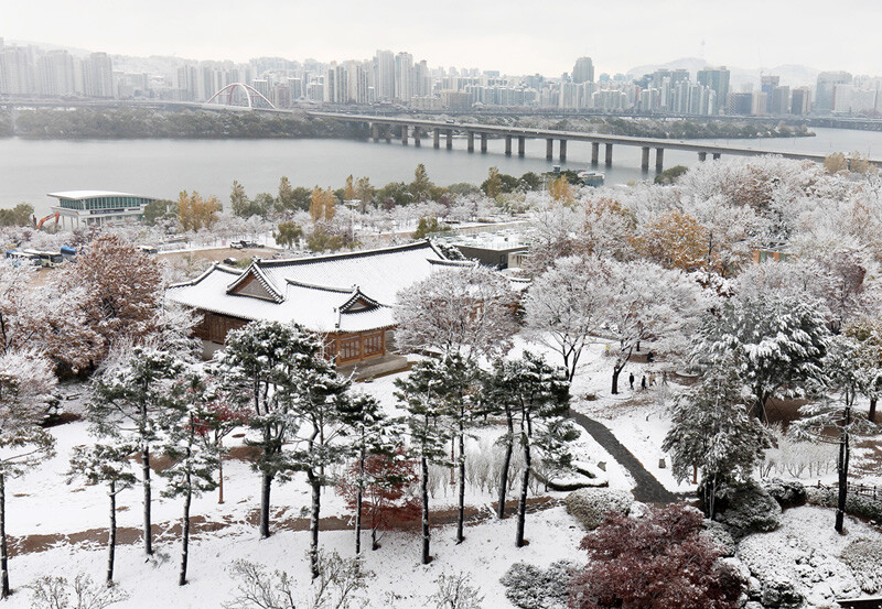 소복이 눈에 덮인 국회 사랑재 전경.