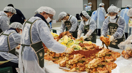 BN그룹 대선주조 임직원들이 김장 김치를 담그고 있다. 사진=대선주조 제공