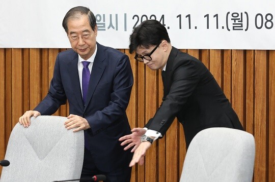 한덕수 국무총리와 국민의힘 한동훈 대표가 11월 11일 오전 국회에서 열린 ‘여·야·의·정 협의체 1차 회의’ 에 참석해 자리하고 있다. 사진=박은숙 기자