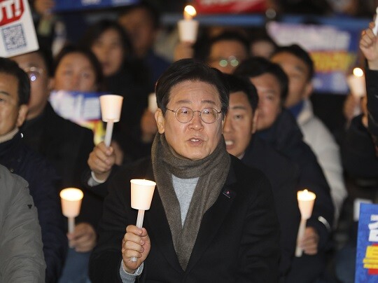 11월 23일 오후 ‘김건희·윤석열 국정농단 규탄·특검 촉구 제4차 국민행동의 날’ 집회에서 이재명 더불어민주당 대표가 참석해 구호를 외치고 있다. 사진=박정훈 기자