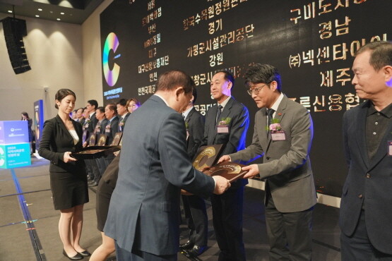 김혁 넥센타이어 GHR BS(Business Sector)장이 시상식에 참석해 지역사회공헌 인증기업 인증패를 받고 있다. 사진=넥센타이어 제공