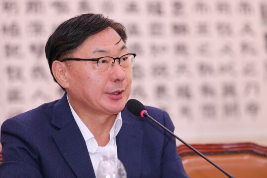 이화영 전 부지사가 10월 2일 국회 법제사법위원회에서 열린 박상용 수원지검 부부장검사에 대한 탄핵소추 사건 조사 관련 청문회에서 의원 질의에 답변하고 있다. 사진=박은숙 기자