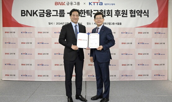 협약식 모습. 오른쪽부터 BNK금융지주 빈대인 회장, 대한탁구협회 이태성 회장. 사진=BNK금융 제공