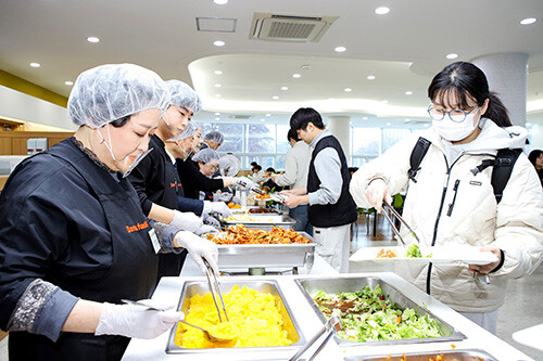 대구대 '0원의 아침밥' 행사에서 학생들에게 아침밥을 배식하고 있다. 사진=대구대 제공