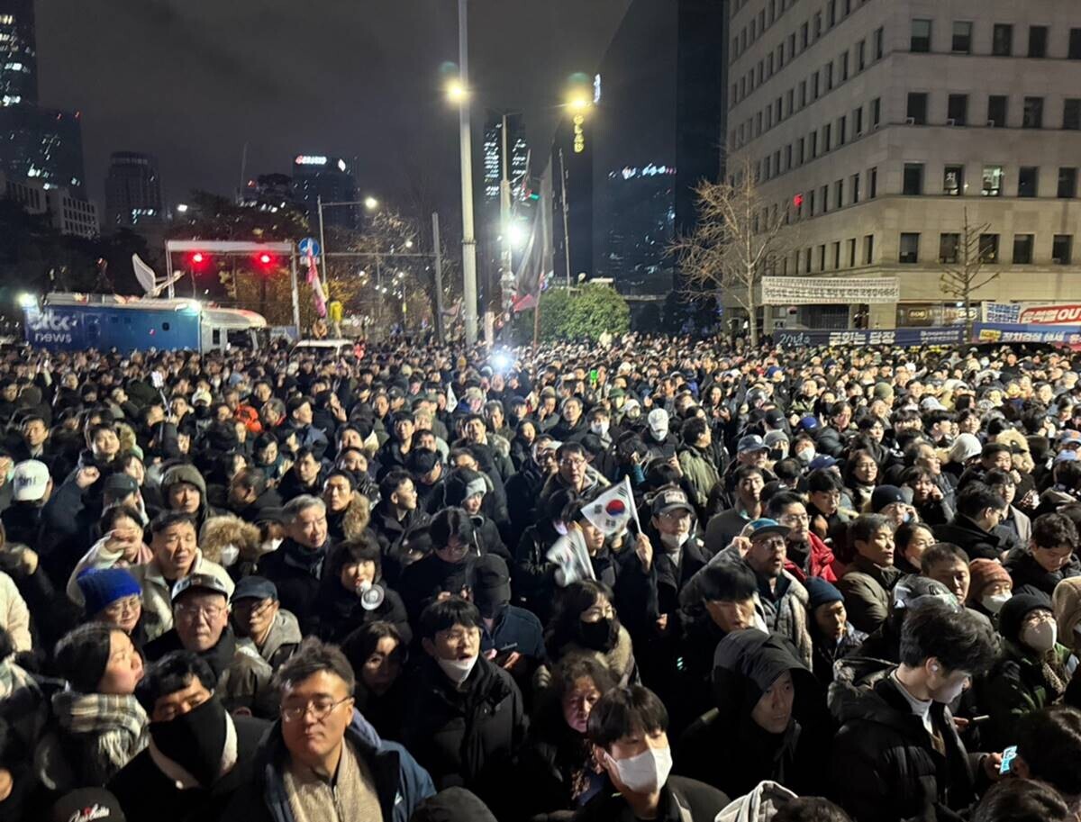 4일 오전 12시 30분 국회 앞에 모인 수많은 시민들. 사진=정소영 기자