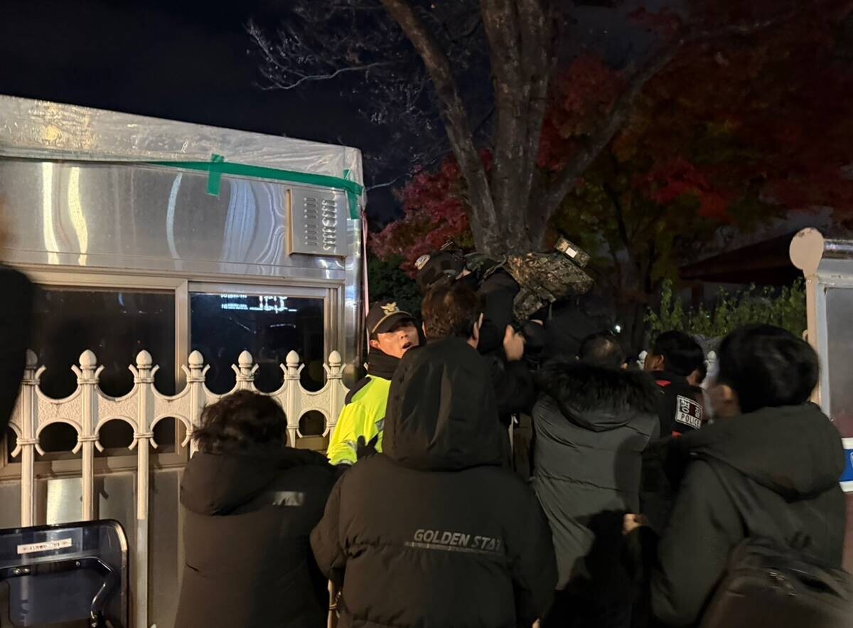 국회 담을 넘어 진입하려는 경찰을 제지하는 시민들. 사진=정소영 기자