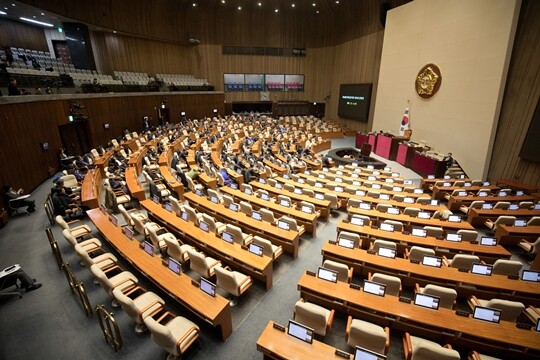 12월 4일 새벽 윤석열 대통령의 비상계엄선포에 국회는 계엄해제를 의결한 뒤 산회하지 않고 국회본회의장에서 대기하고 있다. 사진=이종현 기자