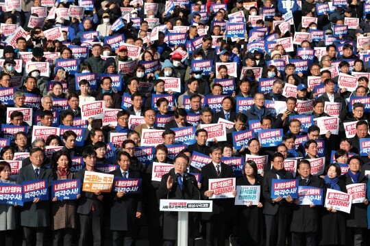 12월 4일 이재명 민주당 대표가 국회 본청 계단에서 열린 윤석열 대통령 사퇴촉구 탄핵추진 비상시국대회에서 규탄사를 하고 있다. 사진=박은숙 기자