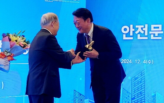 김현석 넥센타이어 사장이 4일 프레스센터에서 열린 '제1회 안전문화혁신대상'에서 대기업 부문 우수상을 받고 있다. 사진=넥센타이어 제공