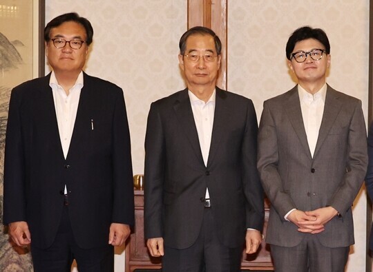 한덕수 국무총리(가운데) 국민의힘 한동훈 대표(오른쪽) 정진석 대통령 비서실장이 8월 25일 서울 종로구 삼청동 총리공관에서 열린 고위당정협의회에서 회의에 앞서 기념사진 촬영을 준비하며 대화하고 있다. 사진=연합뉴스