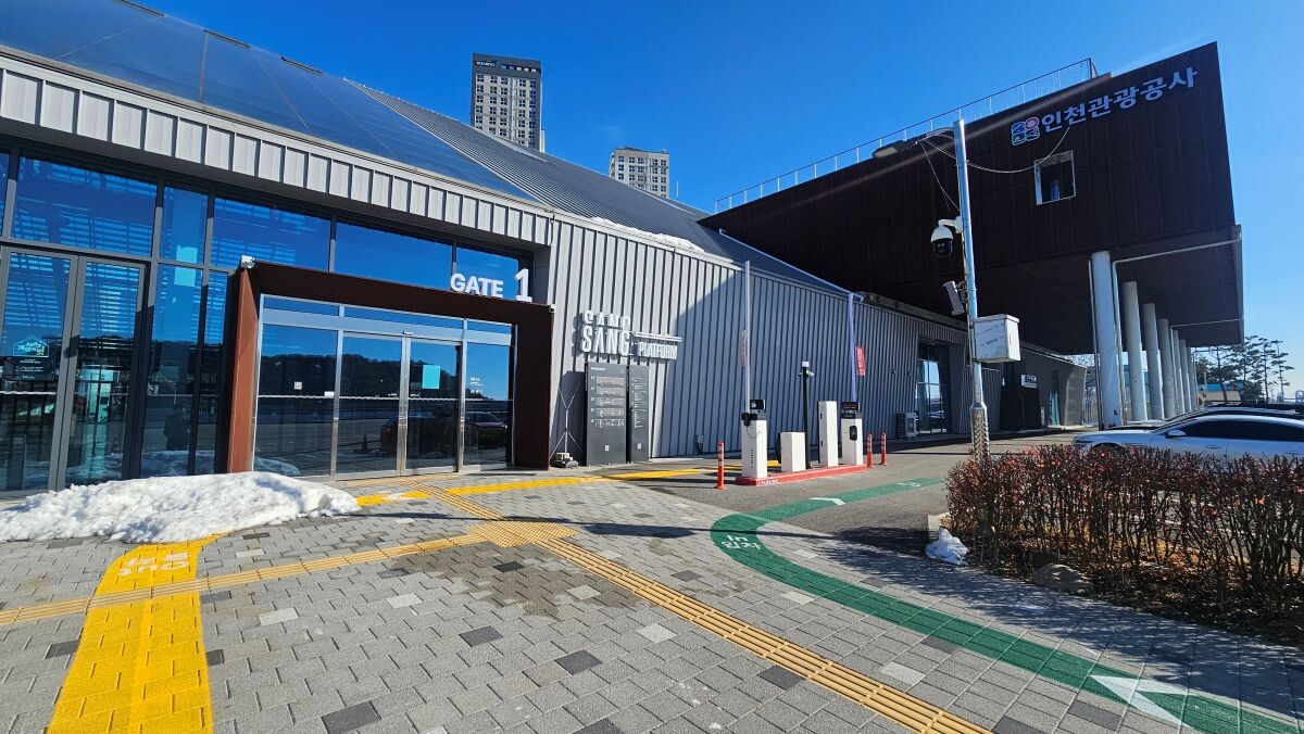 상상플랫폼의 1번 게이트 앞. 보행자가 1번 게이트로 나오면 노란 유도선으로 출차하는 차량과 직접 마주칠 위험이 있다. 사진=박찬웅 기자