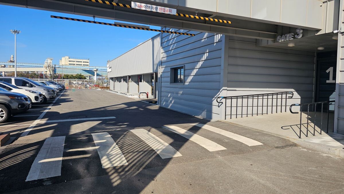 상상플랫폼의 3번 게이트. 보행자와 차량이 바로 마주치지 않도록 거리를 뒀고, 횡단보도와 단차로 차도에 변화를 줬다. 사진=박찬웅 기자