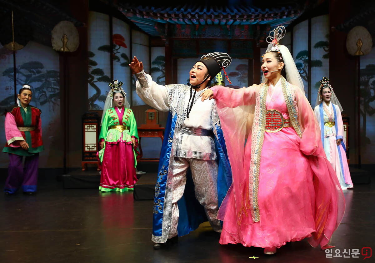 '선화공주' 공연에서 열연하고 있는 배우들.