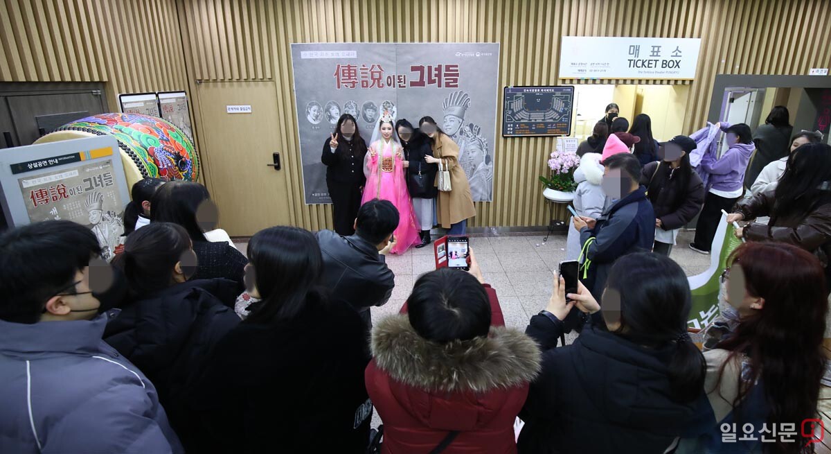 공연이 끝나고 관람객들이 배우들과 기념사진을 찍고 있다.