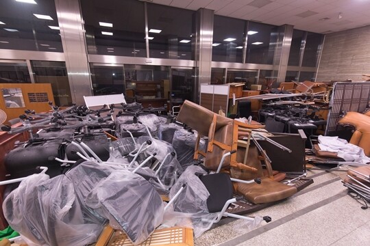 12월 4일 새벽 계엄군이 국회 경내 진입을 시도하고 이를 막던 당직자들과의 몸싸움 흔적. 사진=이종현 기자