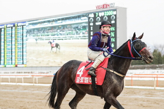김혜선 기수가 우승 직후 즐거워하는 모습. 사진=렛츠런파크 부산경남 제공