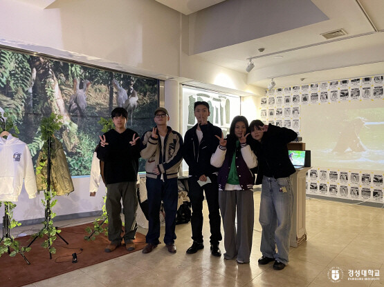전시 기념촬영 모습. 사진=경성대 제공