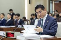 경찰, '12·3 계엄 핵심' 김용현 공관·집무실 압수수색 