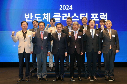 반도체 클러스터 포럼에서 김동연 경기도지사, 신용호 중앙일보S 대표이사, 정명근 화성시장, 정장선 평택시장 등이 기념촬영을 하고 있다. 사진=경기도 제공
