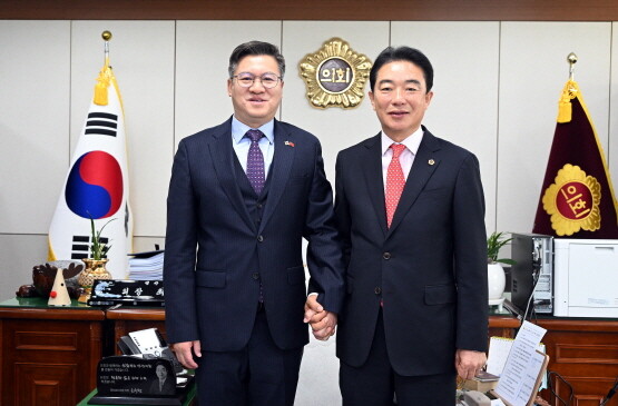 최학범 의장(오른쪽)이 진일표 주부산 중국총영사를 접견하는 장면. 사진=경남도의회 제공