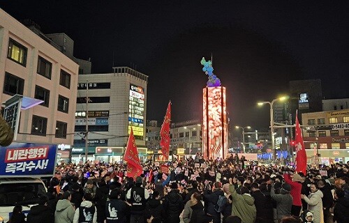 이천분수대 오거리 광장에서 열린 '이천시민 촛불 문화제'. 사진= 유인선 기자