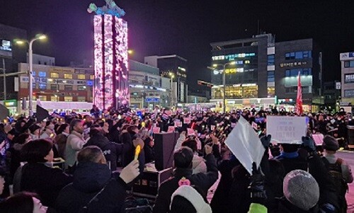 '이천시민 촛불 문화제'에서  탄핵을 촉구하고 있다. 사진=유인선 기자.