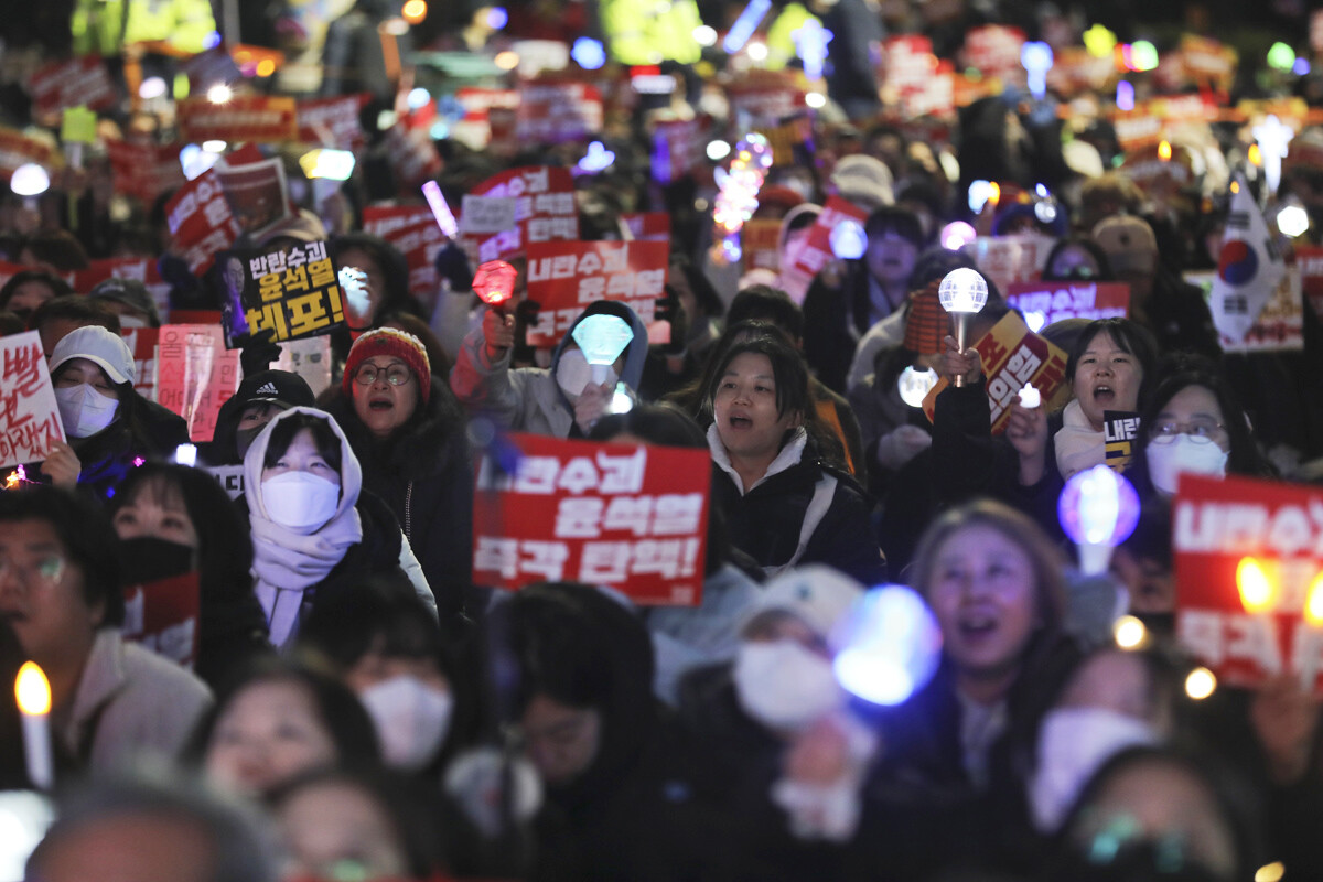 10일 오후 국회 앞에서 열린 윤석열 대통령 탄핵 촉구 촛불집회에서 참가자들이 아이돌 응원봉을 들고 구호를 외치고 있다. 사진=박정훈 기자