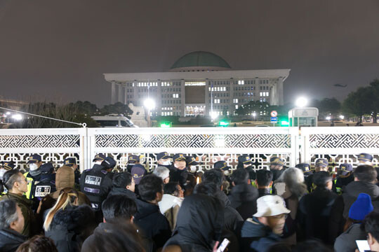 12월 3일 밤 계엄령이 선포된 가운데 국회 출입이 통제되고 있다. 사진=이종현 기자