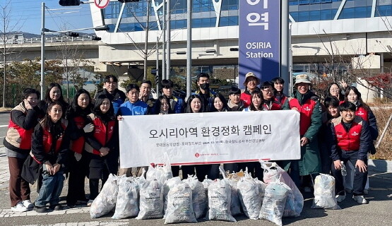 환경정화활동 기념촬영 모습. 사진=롯데백화점 제공