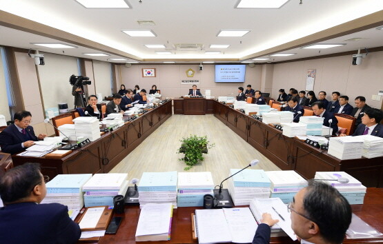 예산안 심시 장면. 사진=경남도의회 제공