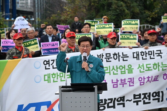 지난 11월 15일 정종복 기장군수가 주민들과 함께 KTX-이음역 유치를 호소하며 구호를 제창하고 있다. 사진=기장군 제공