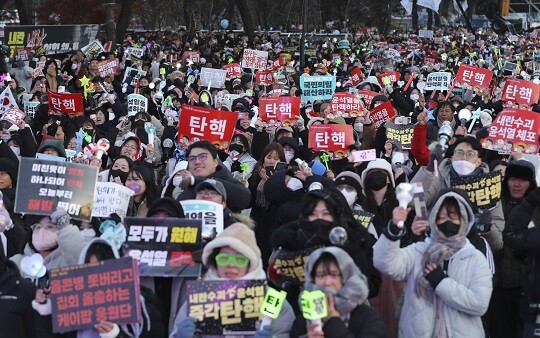 윤석열 대통령 탄핵소추안이 가결된 지난 12월 14일 여의도 국회 앞에서 촛불집회에 참석한 시민들이 환호하고 있다. 사진=박정훈 기자