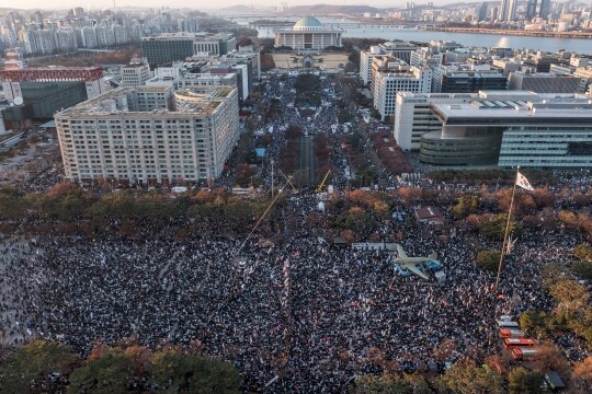 윤석열 대통령에 대한 두 번째 탄핵소추안 국회 표결일인 12월 14일 서울 여의도 국회 앞에서 '윤석열 즉각 퇴진·사회대개혁 비상행동' 주최로 열린 촛불집회에 수많은 시민이 모여 있다. 사진=최준필 기자