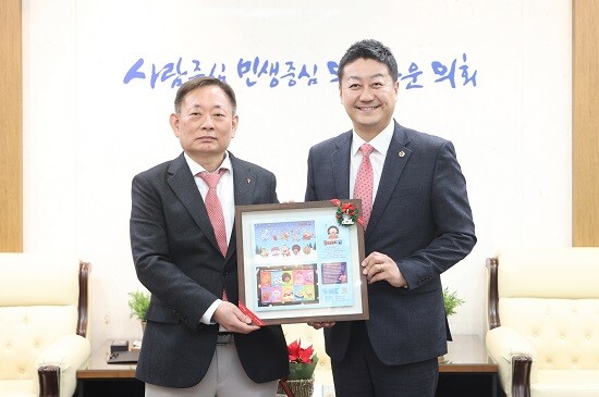 경기도의회 김진경 의장이 16일 2024년 크리스마스씰 증정식 및 특별성금 전달식을 가진 뒤 기념촬영하고 있다. 사진=경기도의회 제공