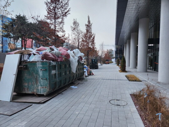 원그로브 앞에 놓인 이동식 폐기물 수거함과 쓰레기들. 사진=김창의 기자