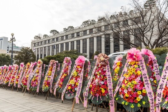 12월 17일 오전 서울 종로구 헌법재판소 앞에 윤석열 대통령 지지 화환이 놓여 있다. 사진=최준필 기자