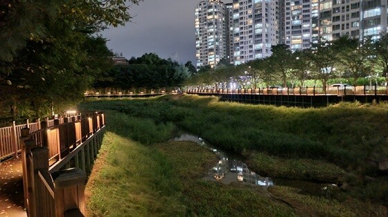 저류지 활용한 한산공원 데크 산책로. 사진=고양특례시 제공