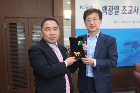 백광열 조교사(왼쪽)가 1,000승 달성 기념감사패를 받고 있다. 사진=렛츠런파크 부산경남 제공