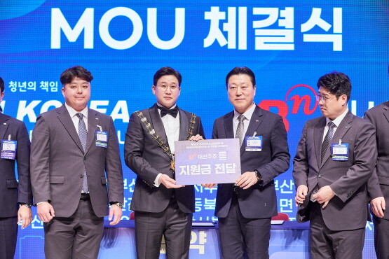 제55차 부산지구청년회의소 회원대회에서 대선주조 최성욱 본부장(오른쪽 두 번째)이 부산지구청년회의소 최현욱 지구회장에게 사회공헌 후원금을 전달하고 있다. 사진=대선주조 제공