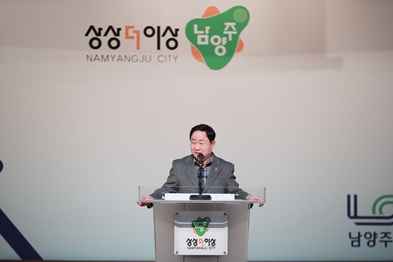 주광덕 남양주시장이 '2024년 적극행정 우수사례 경진대회' 에서 인사말을 전하고 있다. 사진=남양주시 제공