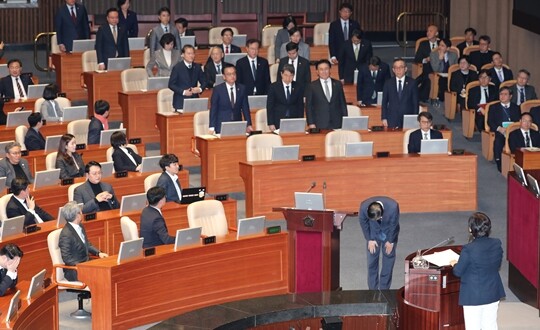 한덕수 국무총리가 12월 11일 국회 본회의에서 열린 윤석열 대통령 위헌적 비상계엄 선포 내란행위 관련 긴급 대정부질의에서 서영교 더불어민주당 의원의 요구에 계엄 사태 관련 국민들에게 사과하고 있다. 사진=박은숙 기자