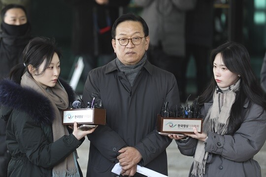 윤석열 대통령 변호인단에 참여한 석동현 변호사가 12월 20일 서울고등검찰청 앞에서 취재진 질문에 답하고 있다. 사진=박정훈 기자