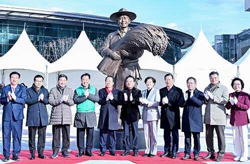 대구시가  박정희 대통령 동상 제막식을 갖고 기념촬영을 하고 있다. 사진 왼쪽 다섯번쩨 홍준표 시장. 사진=대구시 제공