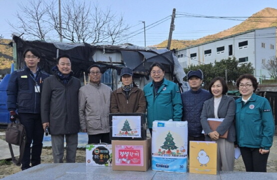 주거취약계층 현장 방문 모습. 오른쪽 네 번째가 홍태용 시장. 사진=김해시 제공