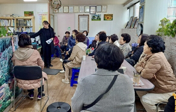 건보공단 부울경본부는 담배소송 지지 서명에 앞서 부산소비자공익네트워크 회원을 대상으로 담배소송 항소심 경과와 쟁점에 대해 설명하고 있다. 사진=건보공단 부울경본부 제공